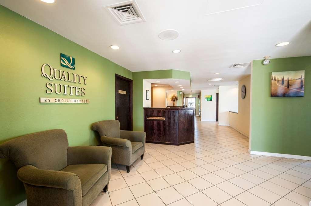 Quality Suites Хант-Вэлли Интерьер фото