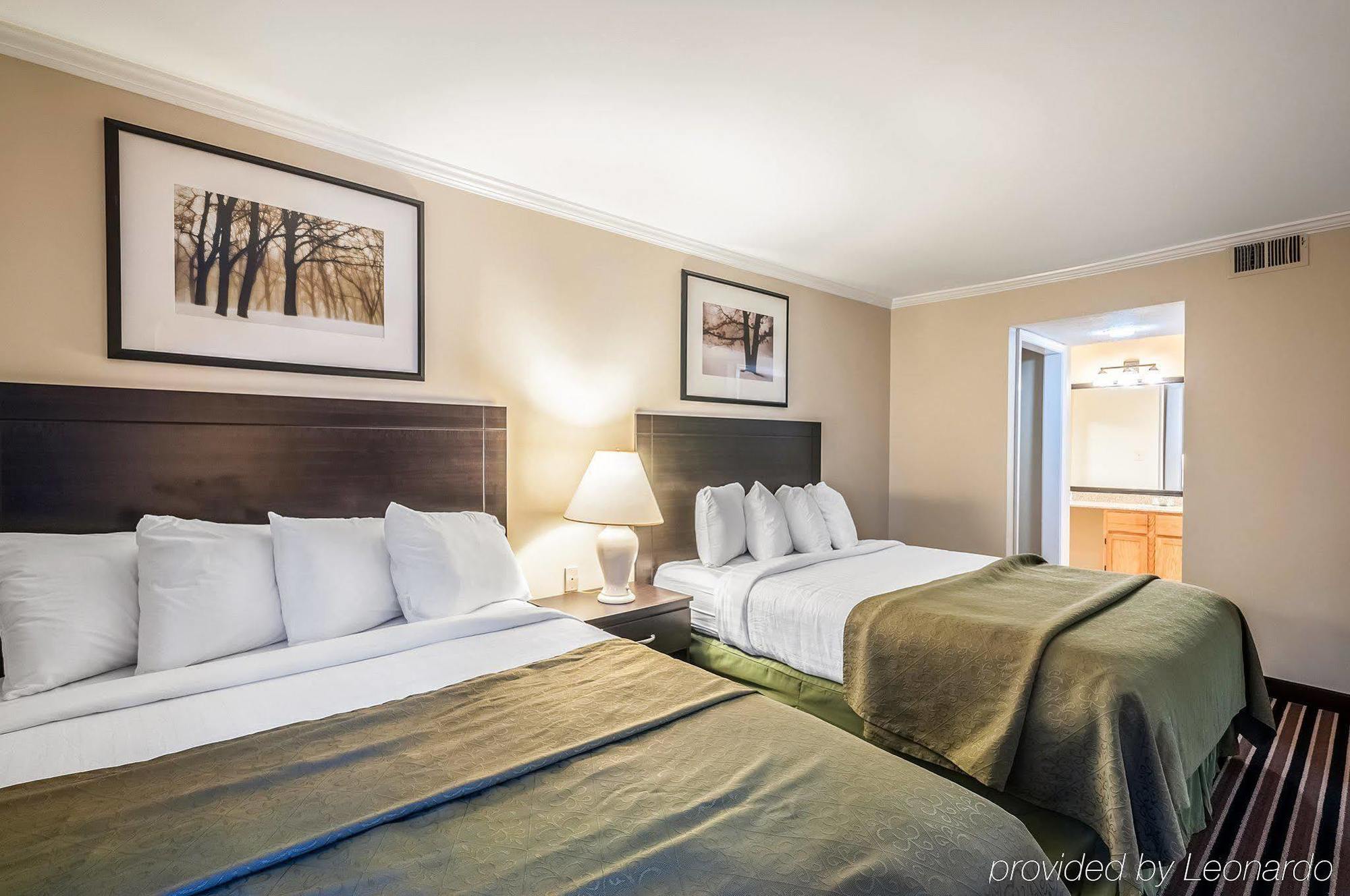 Quality Suites Хант-Вэлли Экстерьер фото