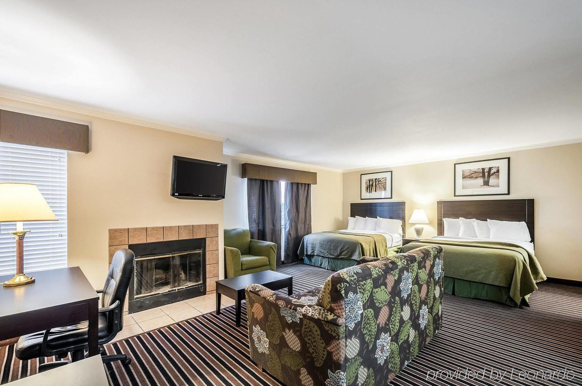 Quality Suites Хант-Вэлли Экстерьер фото