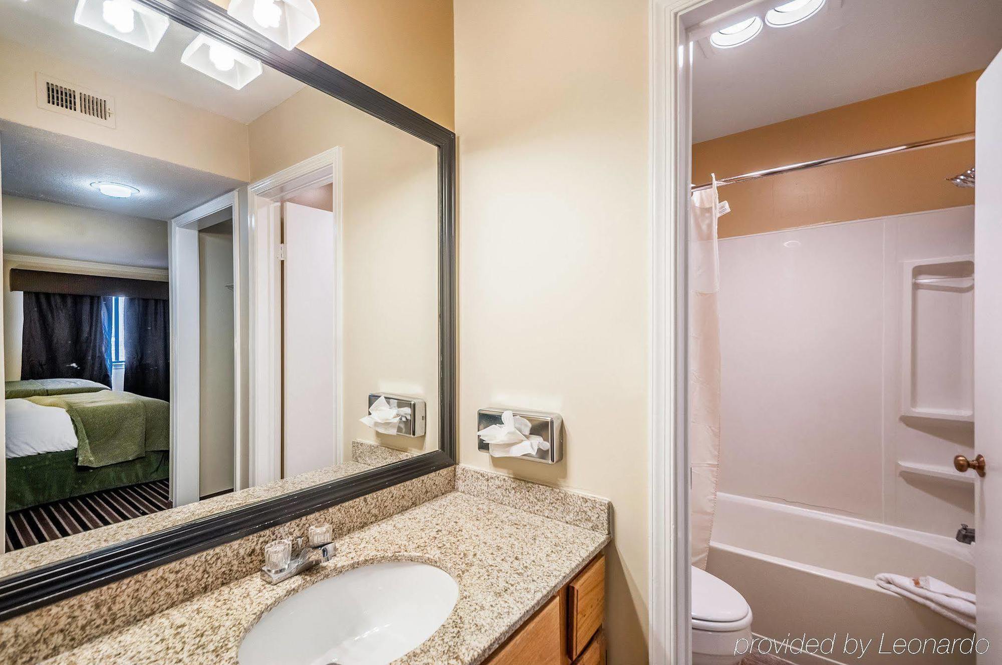 Quality Suites Хант-Вэлли Экстерьер фото