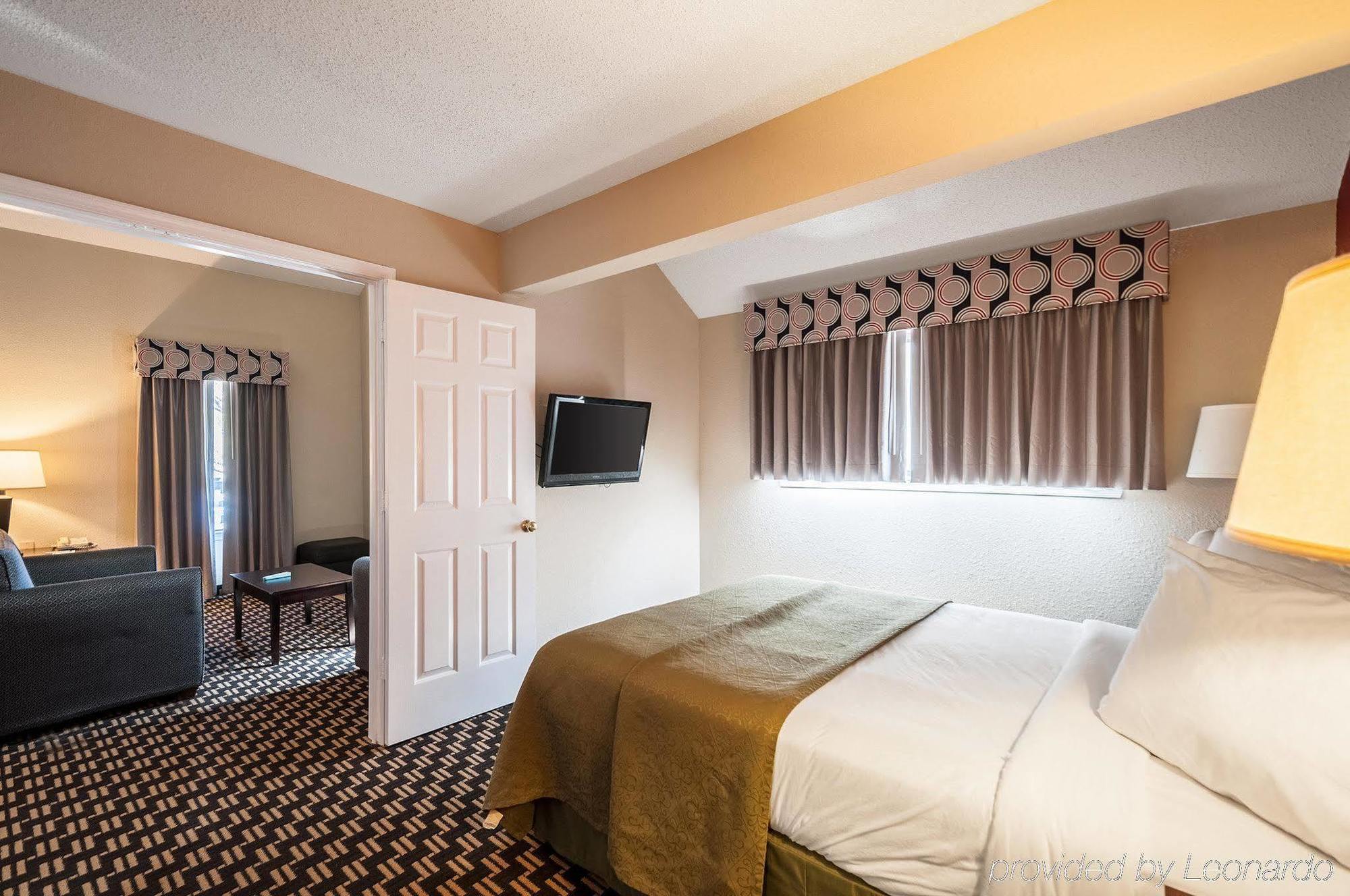 Quality Suites Хант-Вэлли Экстерьер фото