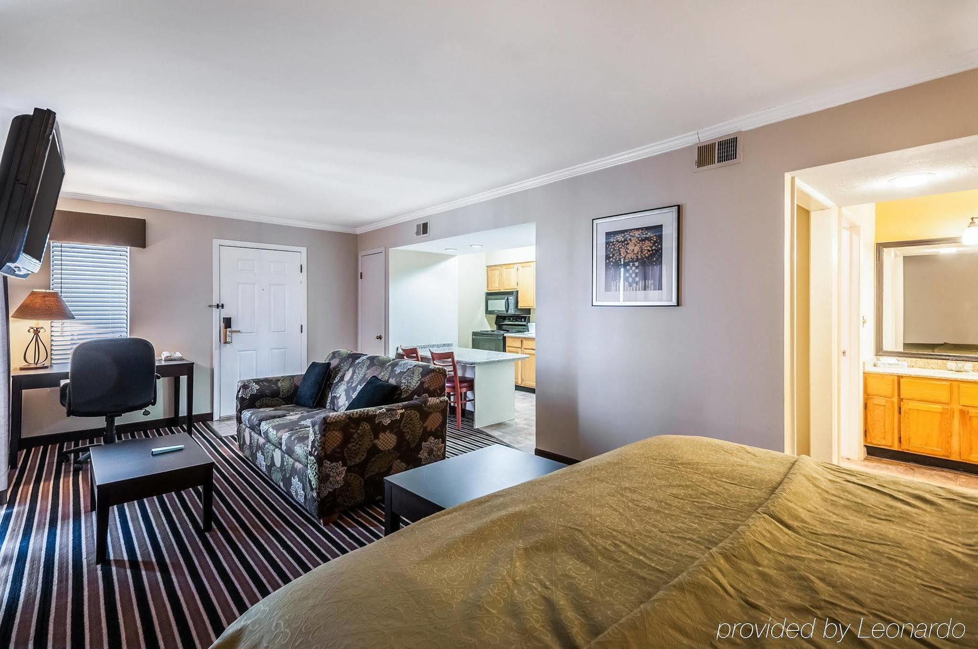 Quality Suites Хант-Вэлли Экстерьер фото
