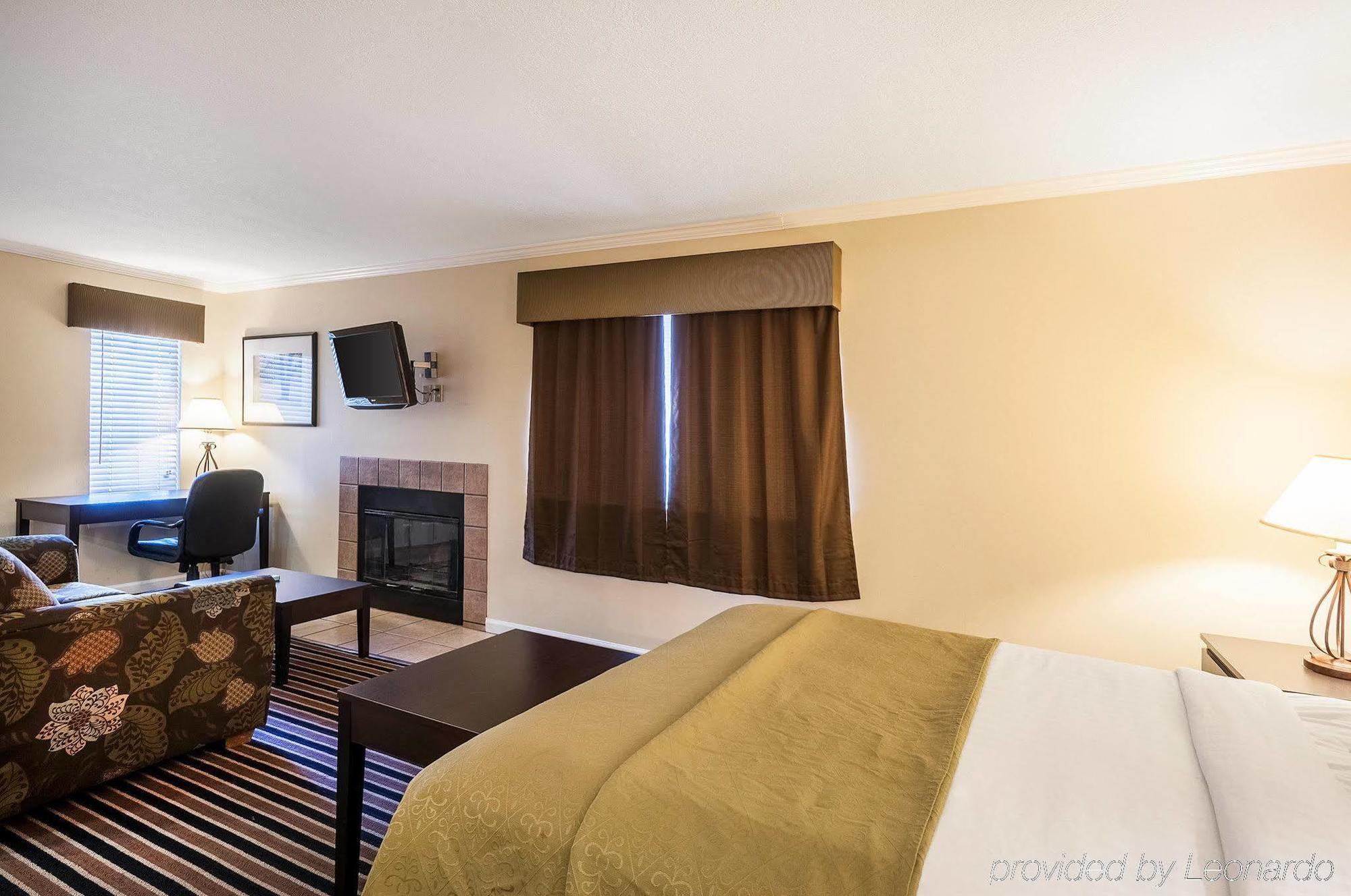 Quality Suites Хант-Вэлли Экстерьер фото